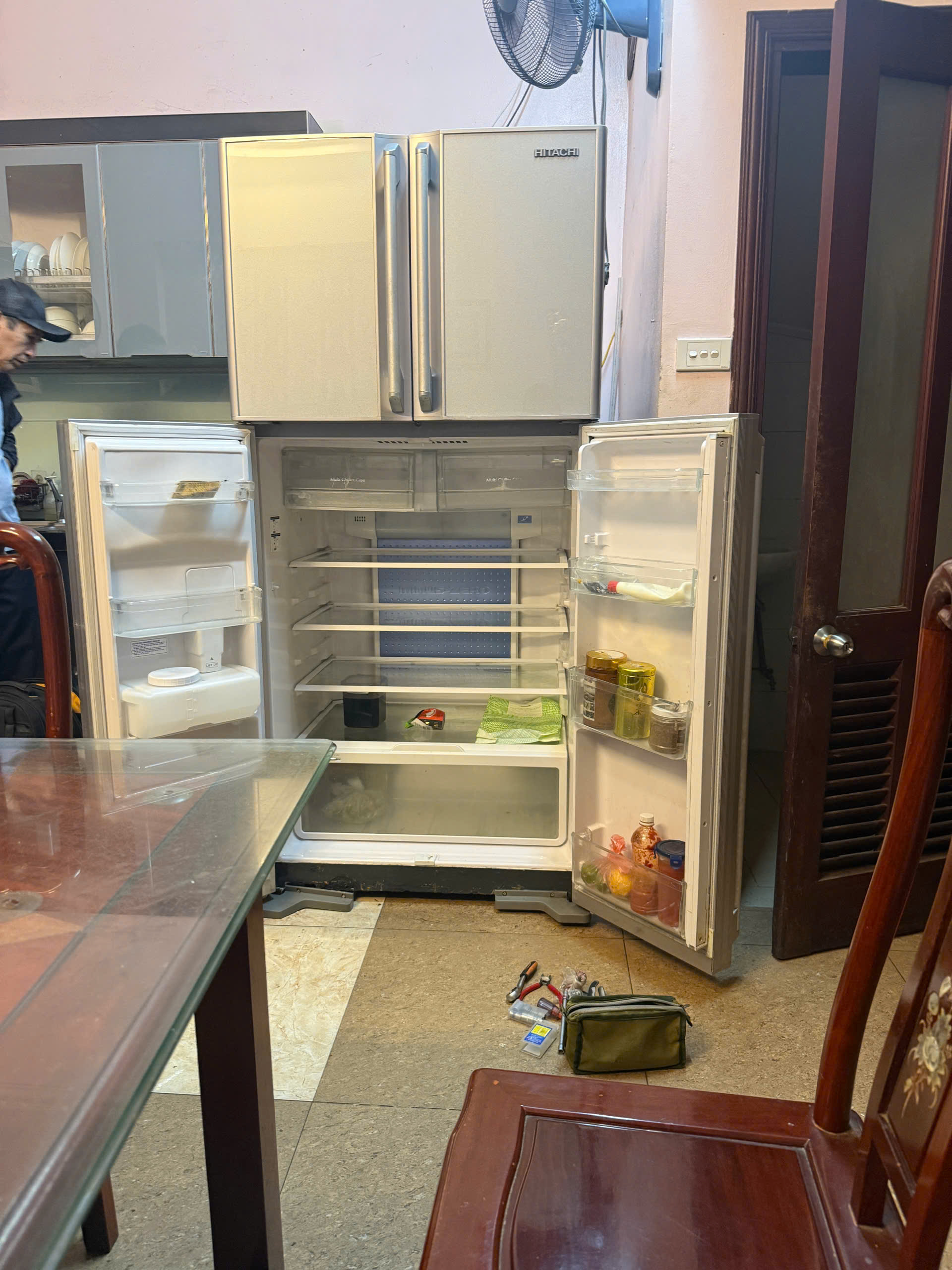 Tủ lạnh hitachi bị chảy nước ra nhà cách xử lý đơn giản nhất