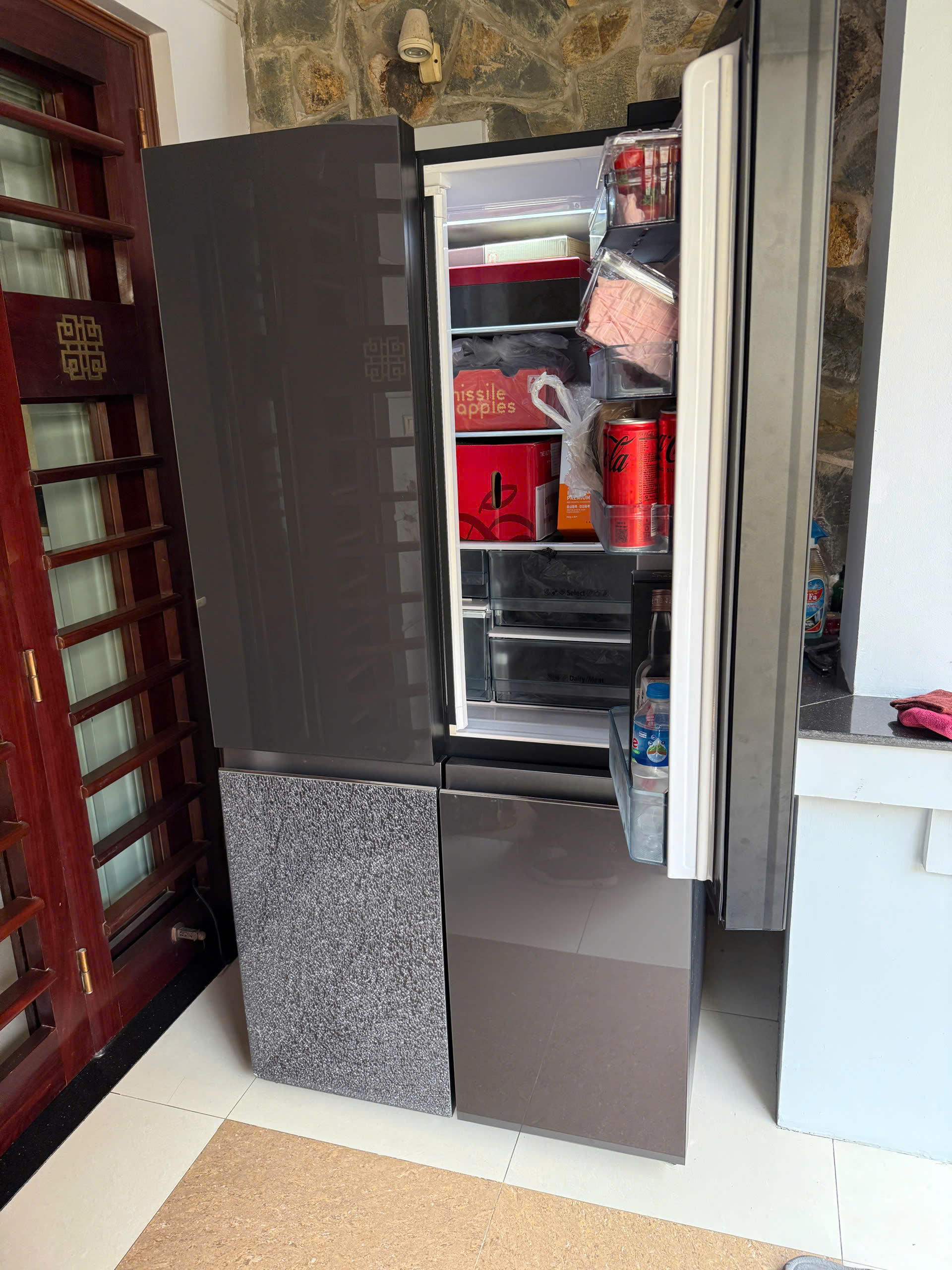 Tủ lạnh hitachi bị vỡ mặt kính cường lực có thay thế được không?