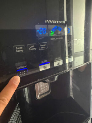 Giữ tay vào nút icemaker 8s để kích hoạt chế độ tes đá rơi Giữ tay vào nút icemaker 8s để kích hoạt chế độ tes đá rơi