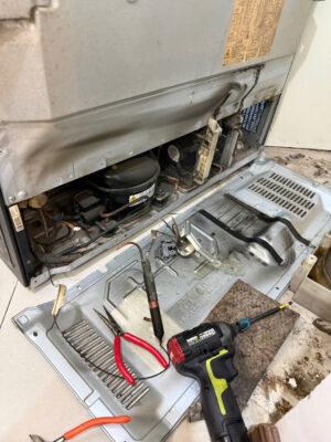 Đèn service tủ lạnh hitachi nháy 7 lần hỏng lốc máy nén Đèn service tủ lạnh hitachi nháy 7 lần hỏng lốc máy nén