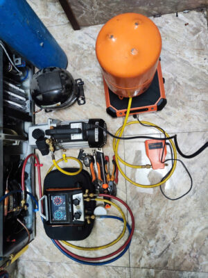 Thổi sạch sẽ các cặn bẩn trong dàn tủ lạnh hitachi Thổi sạch sẽ các cặn bẩn trong dàn tủ lạnh hitachi